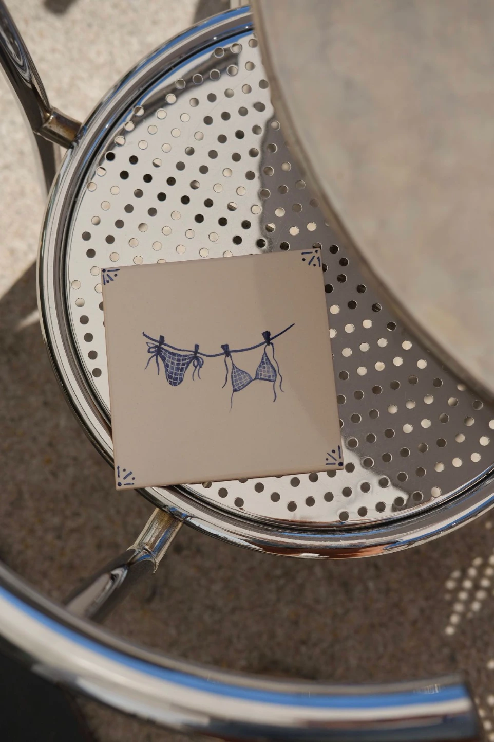 carrelage avec un bikini bleus