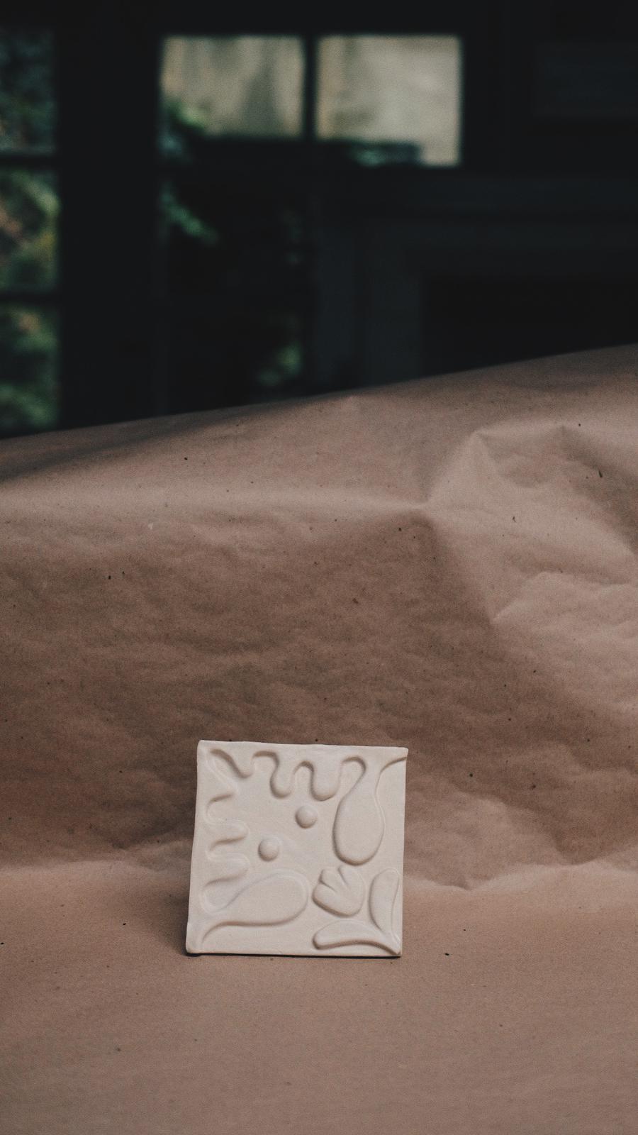 carreaux en relief blanc aec une tulipe
